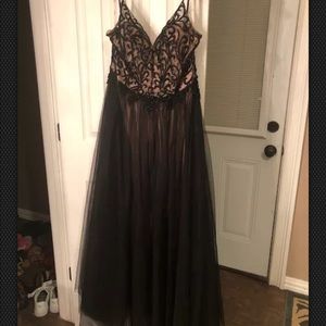 Gorgeous prom dress w/nude lining & black beading